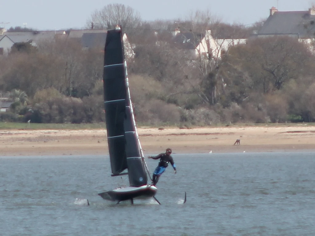 Fun dinghy solo sailing